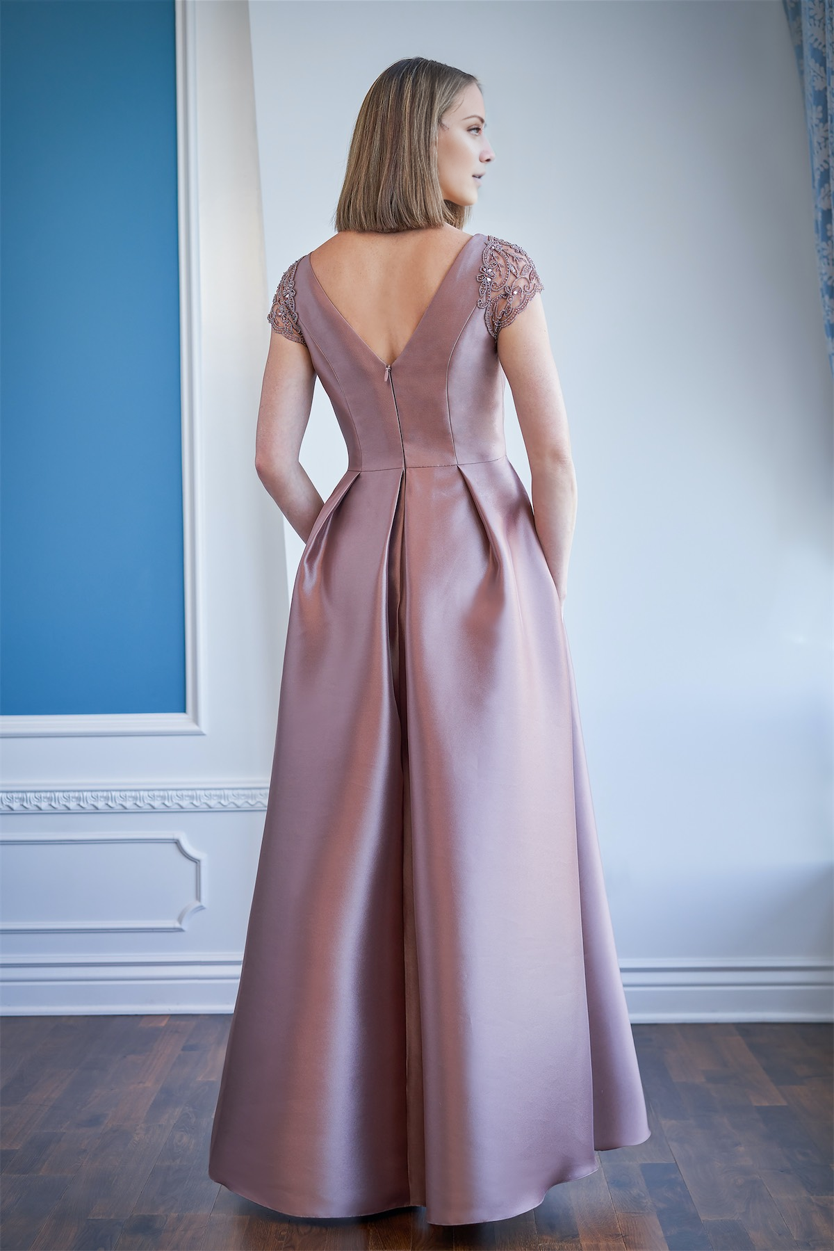 Abiti da mamma sposa con scollo a V davanti e dietro, maniche trasparenti